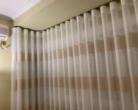 Cortinas blancas y marrones